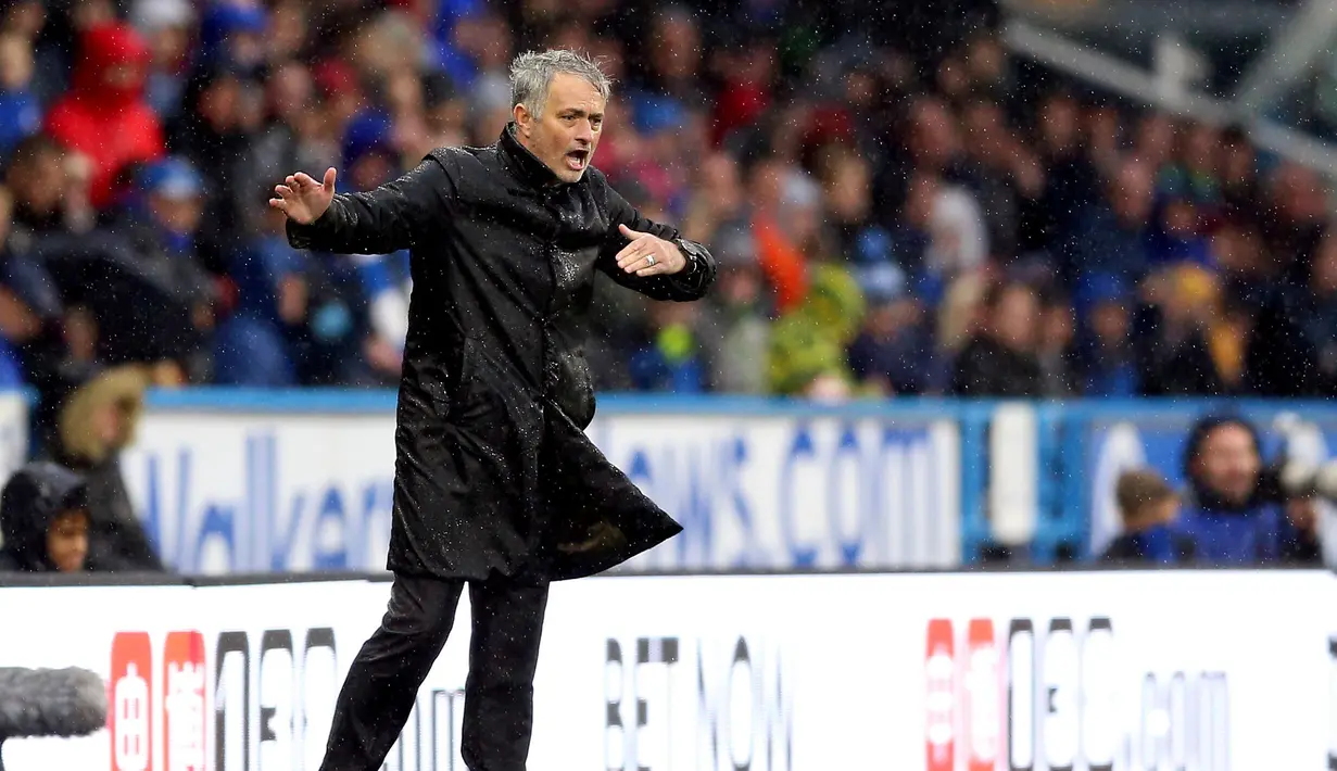 Pelatih Manchester United Jose Mourinho memberikan arahan kepada pemainnya saat melawan Huddersfield dalam pertandingan Liga Inggris di stadion John Smith di Huddersfield (21/10). (Nigel French / PA via AP)
