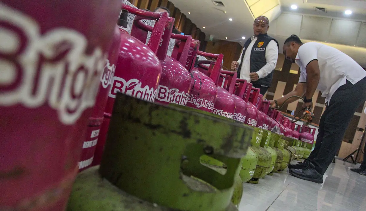 Petugas menata barang bukti terkait kasus pengoplosan atau penyuntikan tabung Liquified Petroleum Gas (LPG) bersubsidi di gedung Badan Reserse Kriminal (Bareskrim) Markas Besar Kepolisian Republik Indonesia (Mabes Polri), Jakarta, Senin (5/5/2025). (merdeka.com/Arie Basuki)