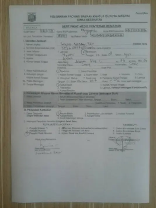 Saat menerima surat kematian dari pihak RS Mayapada, sang ibu bercerita soal kebingungannya terkait dengan biaya yang harus ia keluarkan untuk biaya kematian Yana seperti peti mati dan pemakaman. (Bambang E.Ros/Bintang.com)