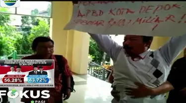 Kasno pun akhirnya diminta keruang Gedung DPRD Depok. Namun, meski diamankan dan diusir, dia terus berteriak sembari membentangkan poster tuntutan.