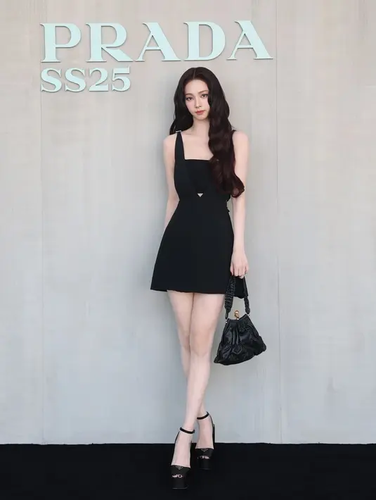 Hadiri Prada SS25 Show di Milan Fashion Week sebagai brand ambassador terbaru, Karina aespa  pesona elegan dalam balutan mini dress hitam dengan detail strap kristal berkilauan dan tas berusia 100 tahun. [@katarinabluu].
