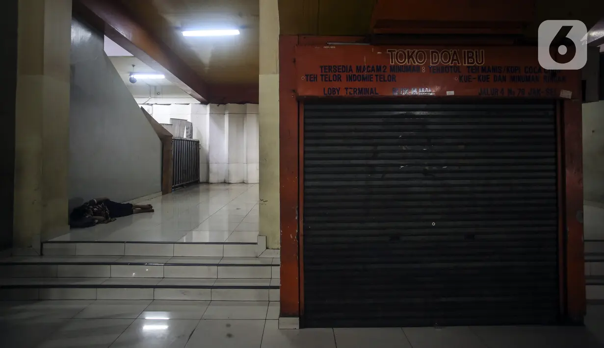 Suasana kios yang tutup di salah satu pusat perbelanjaan di Jakarta, Minggu (8/8/2021). Pemerintah akan memberikan insentif berupa pembebasan Pajak Pertambahan Nilai (PPN) atas jasa sewa kios, gerai, dan toko di pusat perbelanjaan selama Juni-Agustus 2021. (Liputan6.com/Johan Tallo)