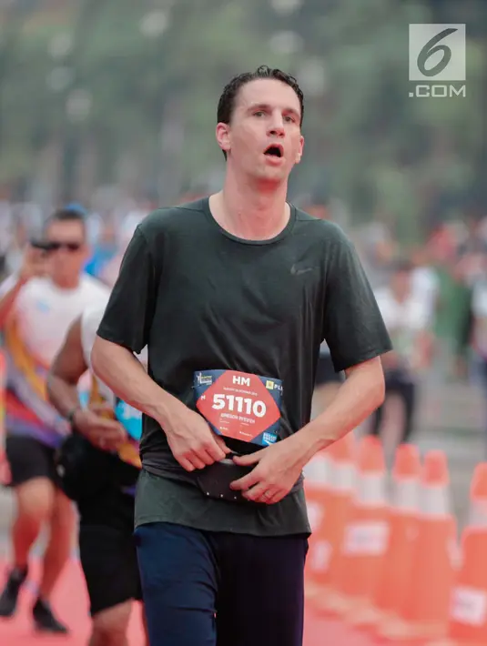 Ekspresi pelari saat mencapai garis finis dalam Jakarta Marathon 2018 di Gelora Bung Karno, Jakarta, Minggu (28/10). 12.500 pelari meramaikan Jakarta Marathon 2018, Memasuki tahun keenam, Jakarta Marathon yang di sponsori PLN. (Liputan6.com/Faizal Fanani)