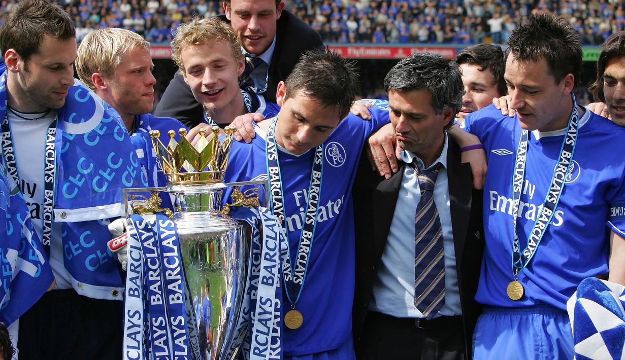 Selebrasi gelandang Chelsea, Frank Lampard (tengah) dengan trofi juara Liga Inggris 2004/2005 dalam acara perayaan gelar usai laga menghadapi Charlton Athletic di Stamford Bridge, London (7/5/2005). Frank Lampard menghuni posisi keempat daftar 10 pemain dengan penampilan terbanyak di Liga Inggris dengan 609 penampilan. Total membela 3 klub, ia tercatat tiga kali meraih trofi Liga Inggris hanya bersama Chelsea pada musim 2004/2005, 2005/2006 dan 2009/2010. (AFP/Adrian Dennis)