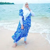 Dress penuh motif warna cerah seperti Tasyi Athasyia, jadi pilihan menarik untuk OOTD ke pantai.