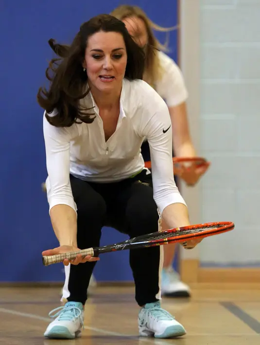 Ekpresi Duchess of Cambridge, Kate Middleton ketika ambil bagian dalam latihan tenis di Sekolah Tinggi Craigmount, Inggris, Rabu (24/2). Dalam latihan ini, Kate dibimbing oleh ibu dari petenis dunia Andy Murray, Judy. (REUTERS/Andrew Milligan/pool)