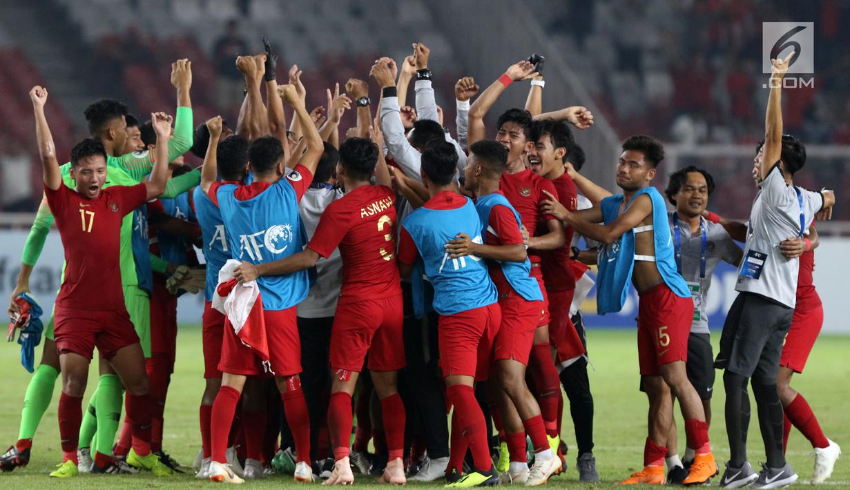Pemain Timnas Indonesia U-19 merayakan kemenangan atas Uni Emirat Arab U-19 pada penyisihan Grup A Piala AFC U-19 2018 di Stadion GBK, Jakarta, Rabu (24/10). Indonesia unggul 1-0 dan melaju ke perempat final. (Liputan6.com/Helmi Fithriansyah)