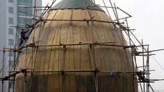 Pekerja melakukan perawatan kubah masjid di salah satu masjid kawasan Setiabudi, Jakarta, Rabu (16/5). Perawatan tersebut dilakukan untuk menyambut bulan Ramadan 1439 Hijriah. (Liputan6.com/Arya Manggala)