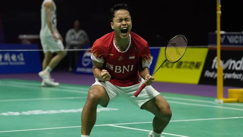 Kemenangan telak itu tercipta berkat keberhasilan Anthony Ginting, Fajar Alfian/Muhammad Rian Ardianto, dan Jonatan Christie memastikan kemenangan dalam masing-masing pertandingan yang mereka jalani. (AP Photo/Ng Han Guan)