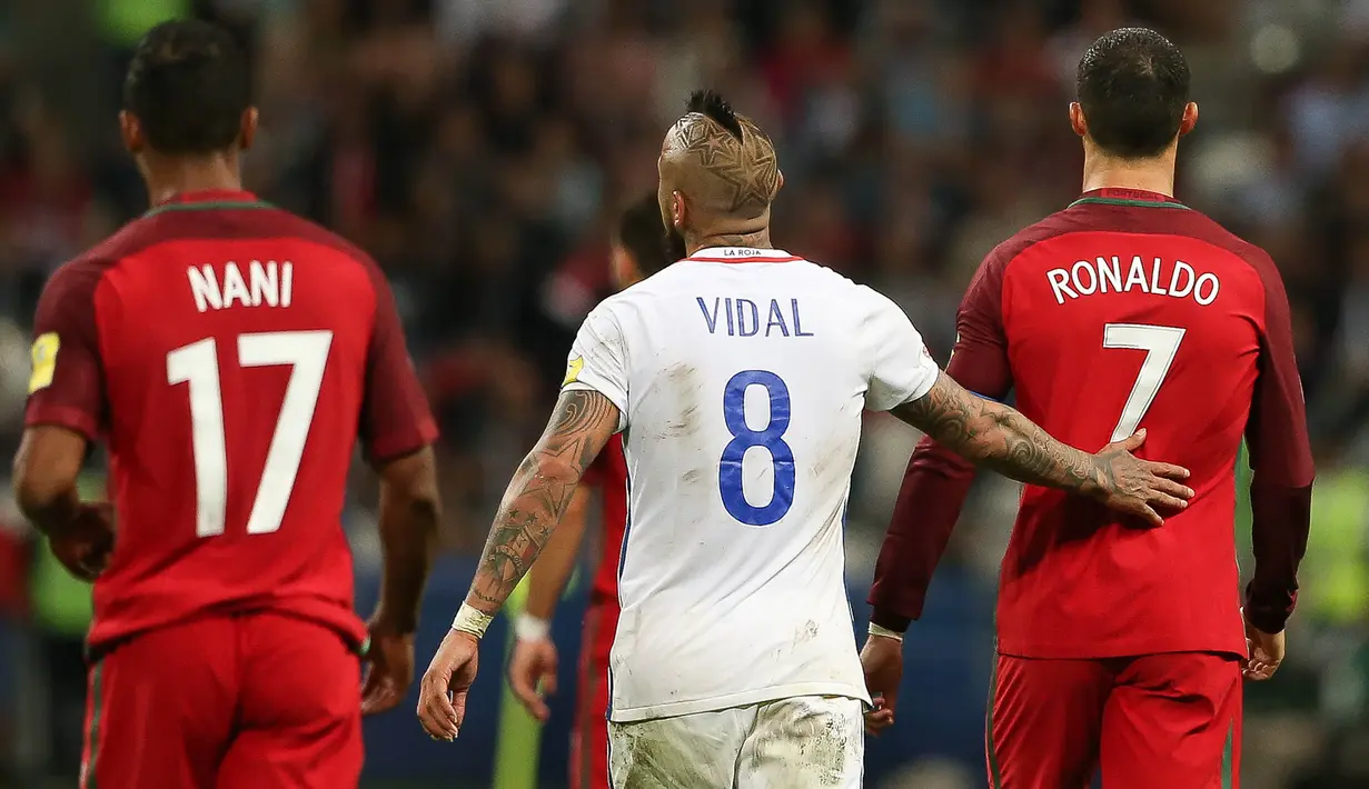 Gelandang Cile, Arthuro Vidal, coba menghibur bintang Portugal, Cristiano Ronaldo, usai negaranya tersingkir dari semifinal Piala Konfederasi di Kazan Arena, Kazan, Rabu (28/6/2017). Portugal kalah adu penalti 0-3 dari Cile. (EPA/Mario Cruz)