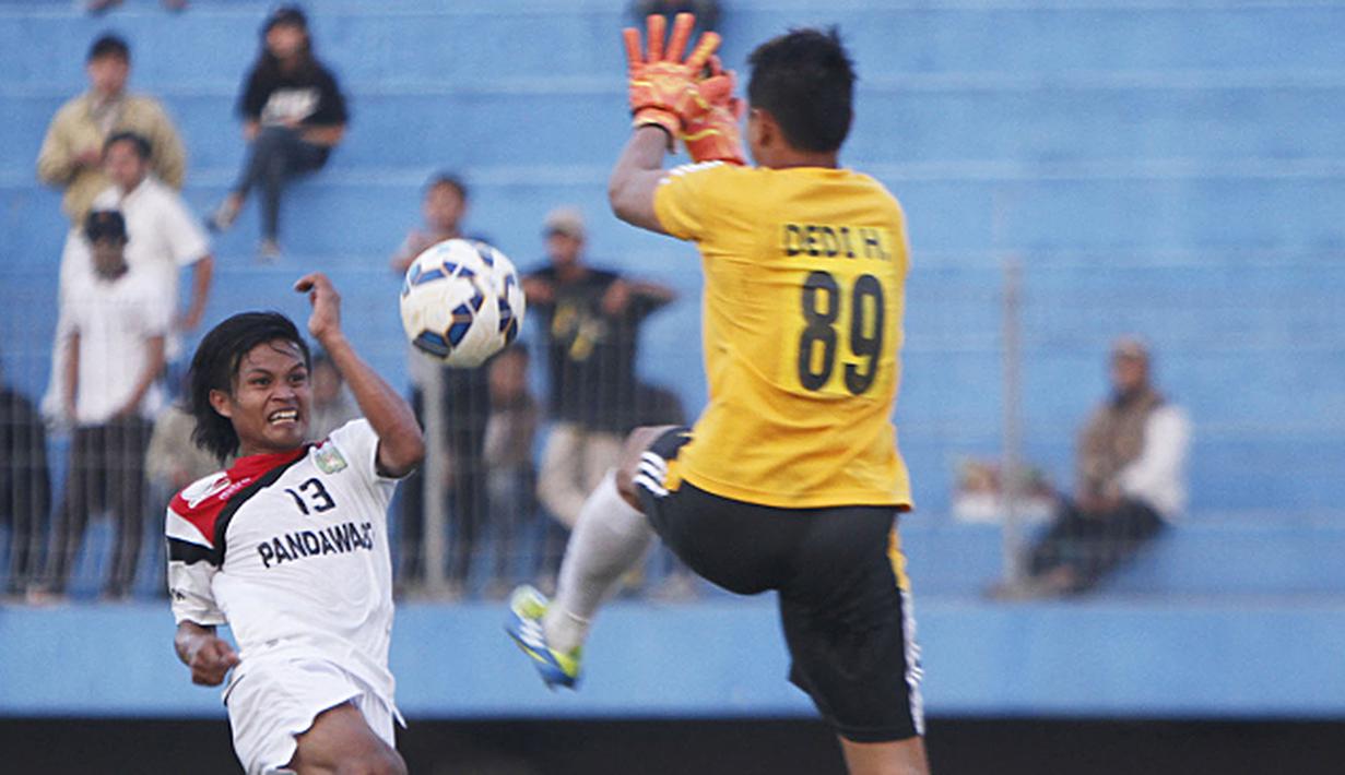 Penyerang Persekap Pasuruan, Maryono (putih) duel udara dengan kiper Madiun Putra, Dedi Haryanto pada laga Piala Kemerdekaan di Stadion Wilis, Madiun, Sabtu (15/08/2015). Persekap berhasil mengalahkan Madiun Putra 2-0. (Bola.com/Robby Firly)