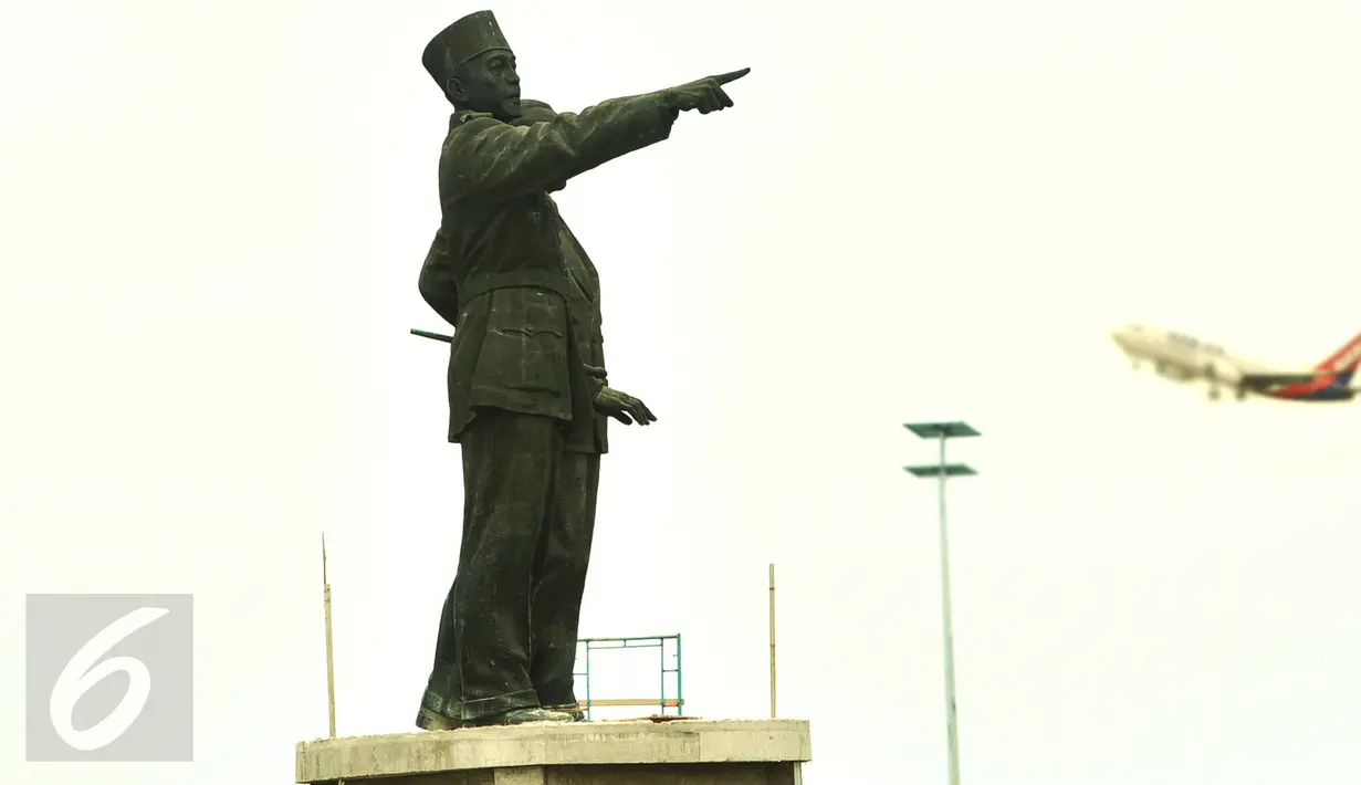 Proyek pengerjaan patung Soekarno-Hatta di kawasan bandara internasional Soekarno Hatta, Tangerang, Banten, (27/1/16). Pemasangan kembali patung Soekarno dan Hatta tersebut ditargetkan akan selesai pada bulan Febuari 2016. (Liputan6.com/Faisal R Syam)