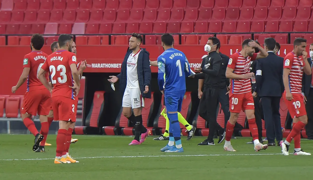 Setelah berkonsultasi dengan asisten wasit, Ricardo de Burgos Bengoetxea memutuskan untuk melanjutkan pertandingan yang tersisa satu menit yang sebelumnya mendapat protes dari para pemain Sevilla yang telah melepas jersey dan sepatu. Skor tidak berubah 2-1 untuk Sevilla. (AFP/Cristina Quicler)