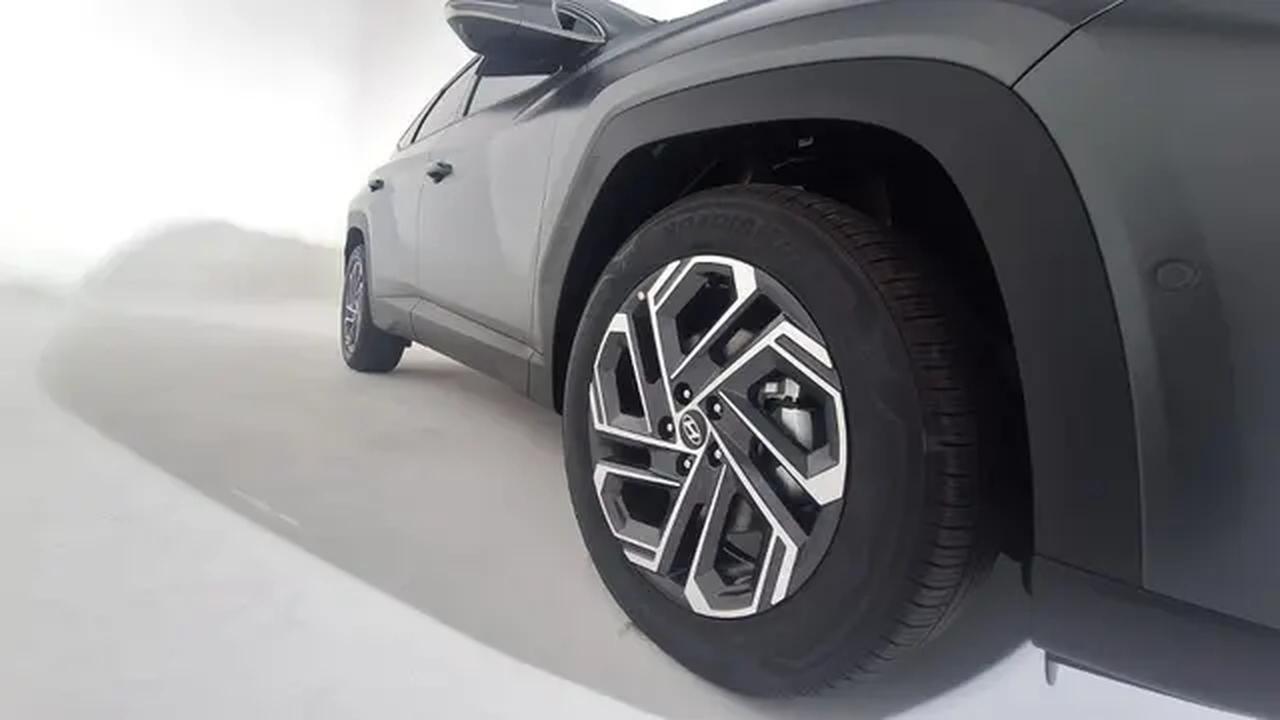 Bodinya yang kokoh dengan gaya compact, dipadukan alloy wheels berukuran 18 inci atau 19 inci dengan desain velg untuk mempertegas profil sporty (Arief A/Liputan6.com)