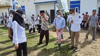 Gubernur Sulawesi Selatan Nurdin Abdullah melakukan serah terima 50 unit hunian tetap (huntap) yang dibangun Pemprov Sulsel, kepada Bupati Luwu Utara.