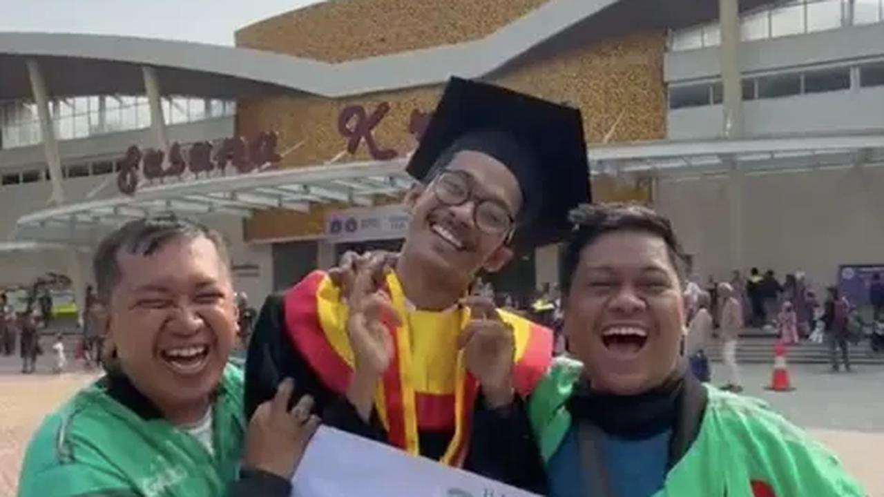 Wisuda Dikawal Teman Seperjuangan