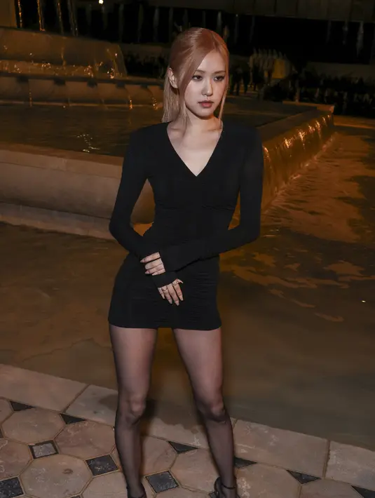 Rose, sang global ambassador Saint Laurent ini tampil memikat dalam balutan black long-sleeves mini dress dengan aksen v-neckline yang rendah dengan memadukan black high heels dan beberapa perhiasan. Penampilan Rose begitu seksi dan elegan. (Photo by Vianney Le Caer/Invision/AP)