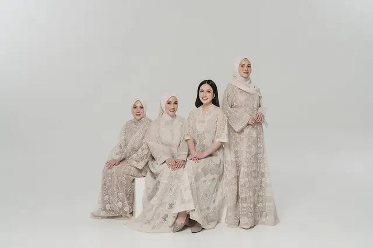 6 Pemotretan Shandy Aulia Bersama Keluarga Besar Muslim, Rukun di Tengah Perbedaan
