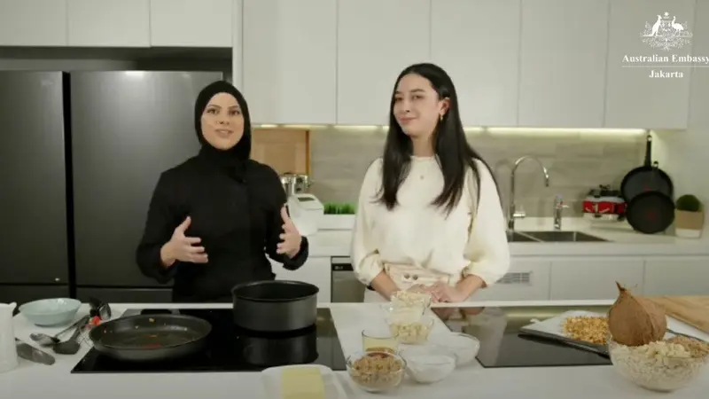 Acara demo masak virtual bersama chef Australia, Hoda Hannaway yang digelar oleh Kedutaan Besar Australia pada Kamis (15/4/2021). (Photo dok. Kedutaan Besar Australia di Jakarta via Youtube)