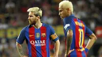 Dua Bintang FC Barcelona, Lionel Messi (kiri) dan Neymar (kanan) terlihat kecewa saat kebobolan  melawan Deportivo Alaves pada laga La Lia Spanyol di Camp Nou, Barcelona, (10/9/2016).  (EPA/Quique Garcia)