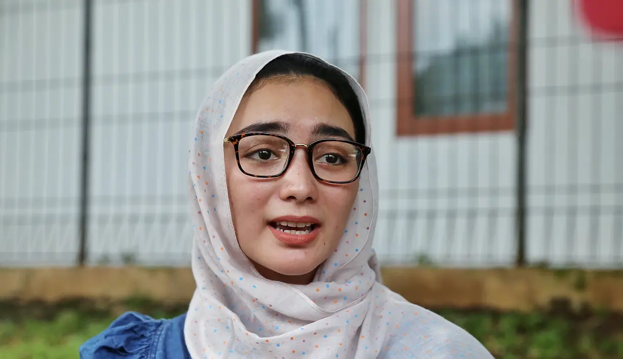 "Eyang kung itu orang yang baik sekali. Jadi sosok yang kebapaan sekali dan sering banget cerita tentang sejarah-sejarah kalau di lokasi syuting, itu yang paling aku ingat," pungkas Citra Kirana.  (Nurwahyunan/Bintang.com)