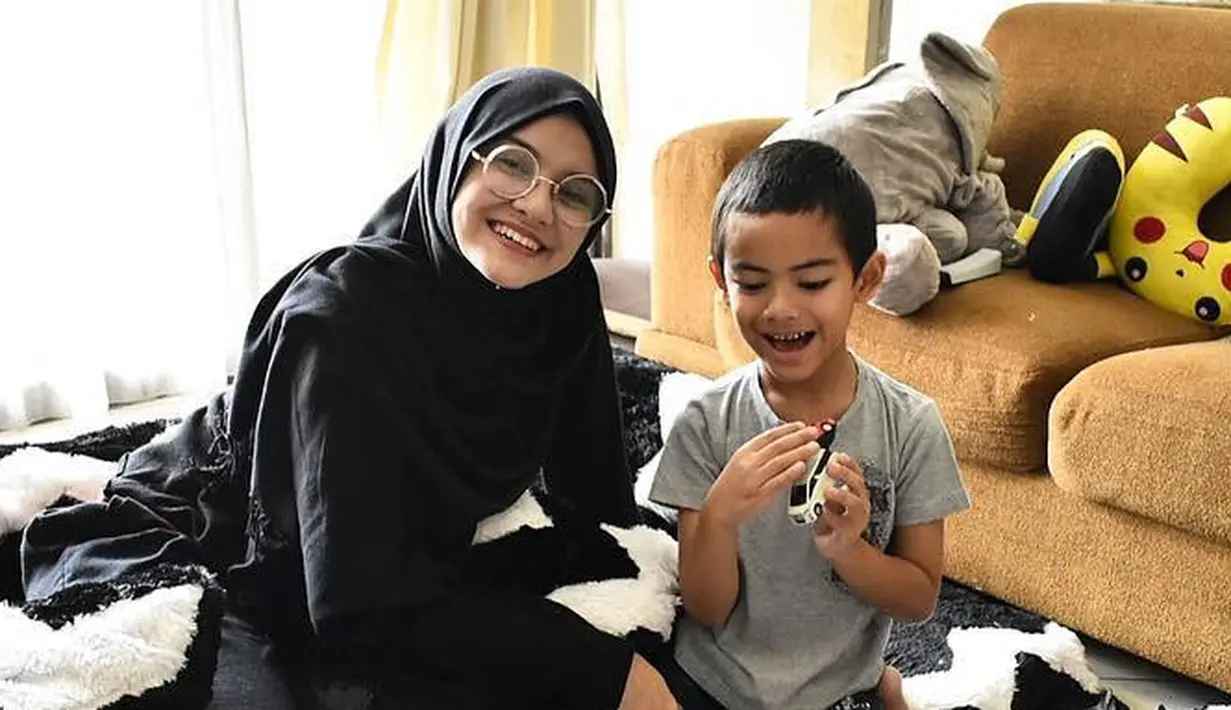 "Aku nggak boleh kasih alasan ke dia kalau ini tuh kewajiban kita sebagai orang islam. Tapi lebih ke kalau yang puasa itu anak keren loh. 'Khaleev anak keren nggak'. 'Iya Khaleev keren, makanya Khaleev puasa'," tambahnya. (Instagram/zeezeeshahab)