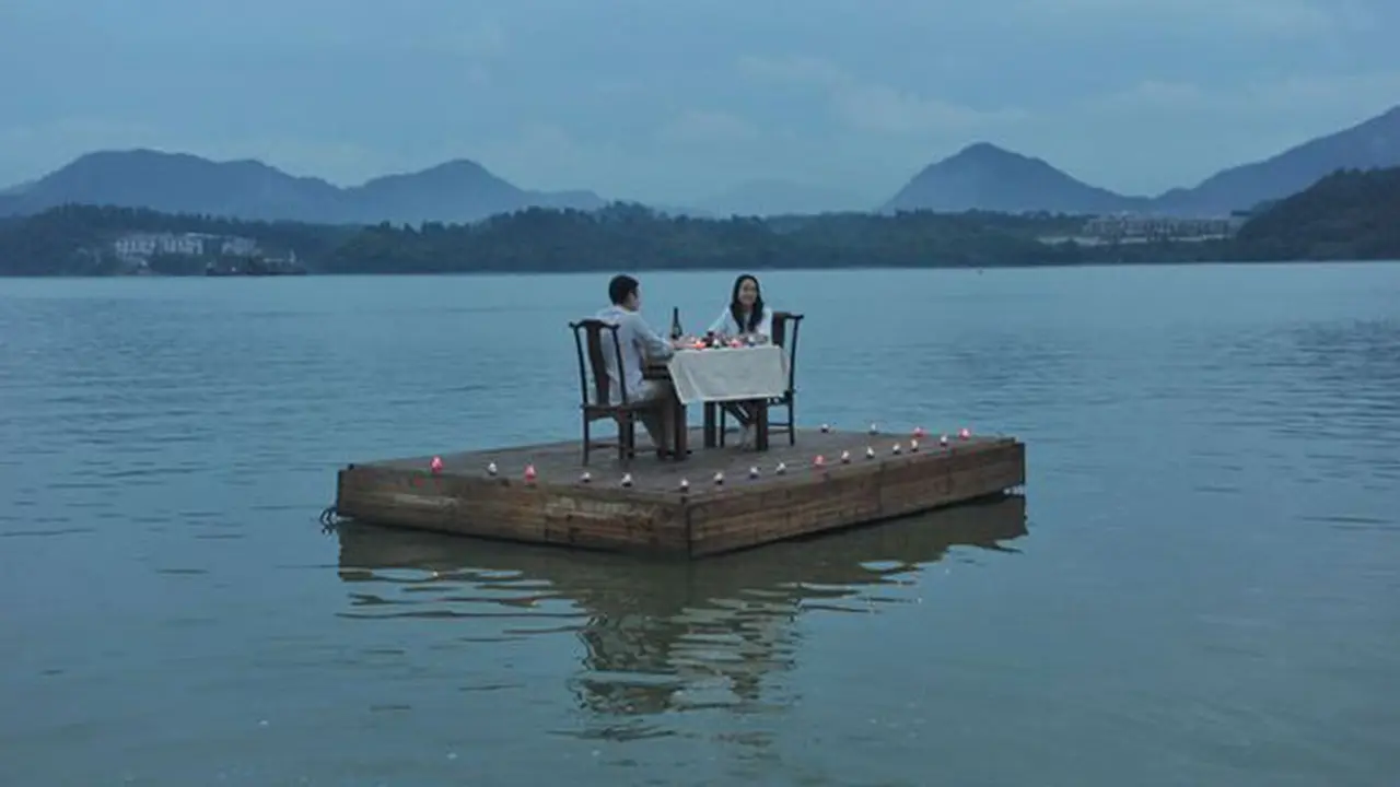 Makan Malam Romantis di Restoran Terapung 