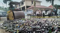 Kepolisian Resort (Polres) Tasikmalaya, Jawa Barat memusnahkan ribuan botol minuman keras (miras) berbagai merk dan ukuran, menjelang pengamanan natal dan tahun baru (Nataru) 2023. (Liputan6.com/Jayadi Supriadin)