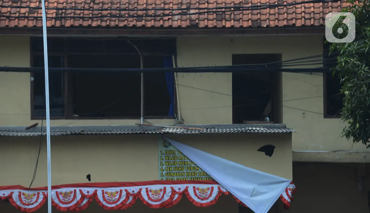 Suasana pascapenyerangan di Polsek Ciracas, Jakarta, Sabtu (29/8/2020). Polsek Ciracas  diserang oleh sejumlah orang tak dikenal pada Sabtu (29/8) dini hari. (merdeka.com/Imam Buhori)