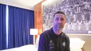Gary Cahill sudah pensiun sebagai pemain profesional. Kini ia menikmati karier baru sebagai pandit dan sebagai salah satu duta Chelsea. (Bola.com/Abdul Aziz)