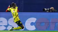 Pada menit ke-41, tendangan melengkung Jamie Gittens tak mampu dijangkau penjaga gawang Dinamo Zagreb, Danijel Zagorac. Borussia Dortmund unggul 1-0 atas Dinamo Zagreb. (Damir SENCAR/AFP)
