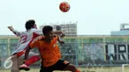 Pesepakbola Persipasi Bandung Raya (PBR) dan Villa 2000 berebut bola saat laga ujicoba di Stadion Lebak Bulus Jakarta, Sabtu (22/8/2015). Uji tanding ini merupakan persiapan PBR menghadapi turnamen Piala Presiden 2015. (Liputan6.com/Helmi Fithriansyah)
