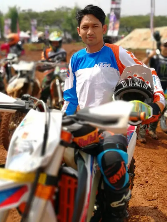 Setelah gugatan sang istri dibatalkan, beberapa saat kemudian, Ibnu Jamil diam-diam melayangkan permohonan talak (cerai). Ibnu mendaftarkan permohonan talak di PA Jaksel diwakili kuasa hukumnya pada 4 Agustus 2017 silam. (Instagram/ibnujamilo)