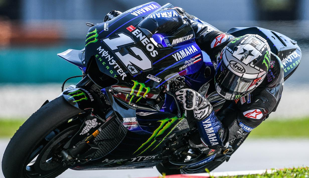 Pebalap Yamaha, Maverick Vinales, saat beraksi pada tes pramusim MotoGP 2019 di Sirkuit Sepang, Kamis (7/2). Pada tes pramusim kali ini Maverick Vinales menduduki posisi pertama dengan catatan waktu 1 menit 58.897 detik. (AFP/Mohd Rasfan)