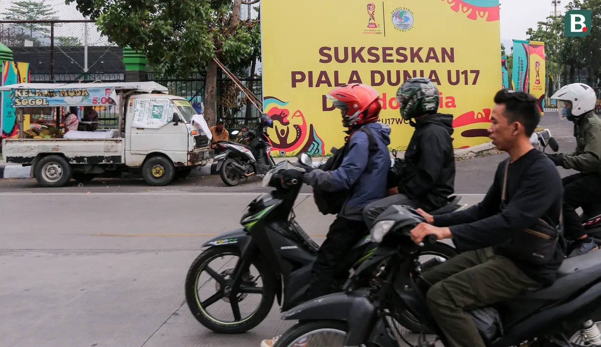 <p>Papan reklame bertuliskan "Sukseskan Piala Dunia U-17 di Indonesia" terlihat di jalan sekitar Stadion Si Jalak Harupat di Kutawaringin, Kabupaten Bandung, Jawa Barat pada Sabtu (21/10/2023) WIB. (Bola.com/Bagaskara Lazuardi)</p>