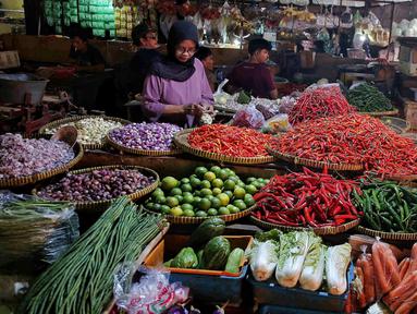 Warga memilih sebelum membeli kebutuhan bahan pokok makanan di Pasar Kebayoran, Jakarta, Rabu (16/7/2025). (Liputan6.com/Angga Yuniar)