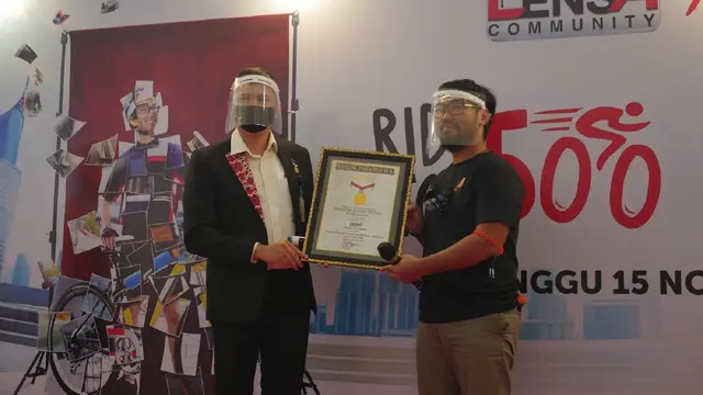 Penyerahan plakat Museum Rekor Indonesia (MURI) oleh perwakilan pihak MURI kepada Panji Indra di Jakarta International Velodrome, Minggu (15/11/2020).