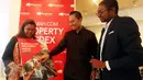 (ki-ka) Ike N. Hamdan, Head of Marketing Rumah.com bersama Josua Pardede, VP Economist PermataBank dan Wasudewan, Country Manager Rumah.com menunjukan poster saat Property Index di Jakarta (29/3). (Liputan6.com)