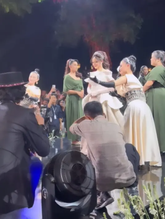 Momen ngunduh mantu Denny Caknan dan Bella Bonita. [Foto: Instagram/androzlegho]