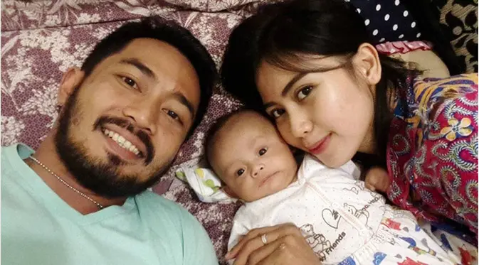 Beberapa minggu lalu, rumah tangga Yama Carlos dan Arfita Dwi Putri sedang tidak harmonis. Bahkan, sang istri sempat kembali ke rumah orang tuanya. Arfita pun juga mengaku tengah mempersiapkan gugatan cerai. (Instagram/yamacarlos7)