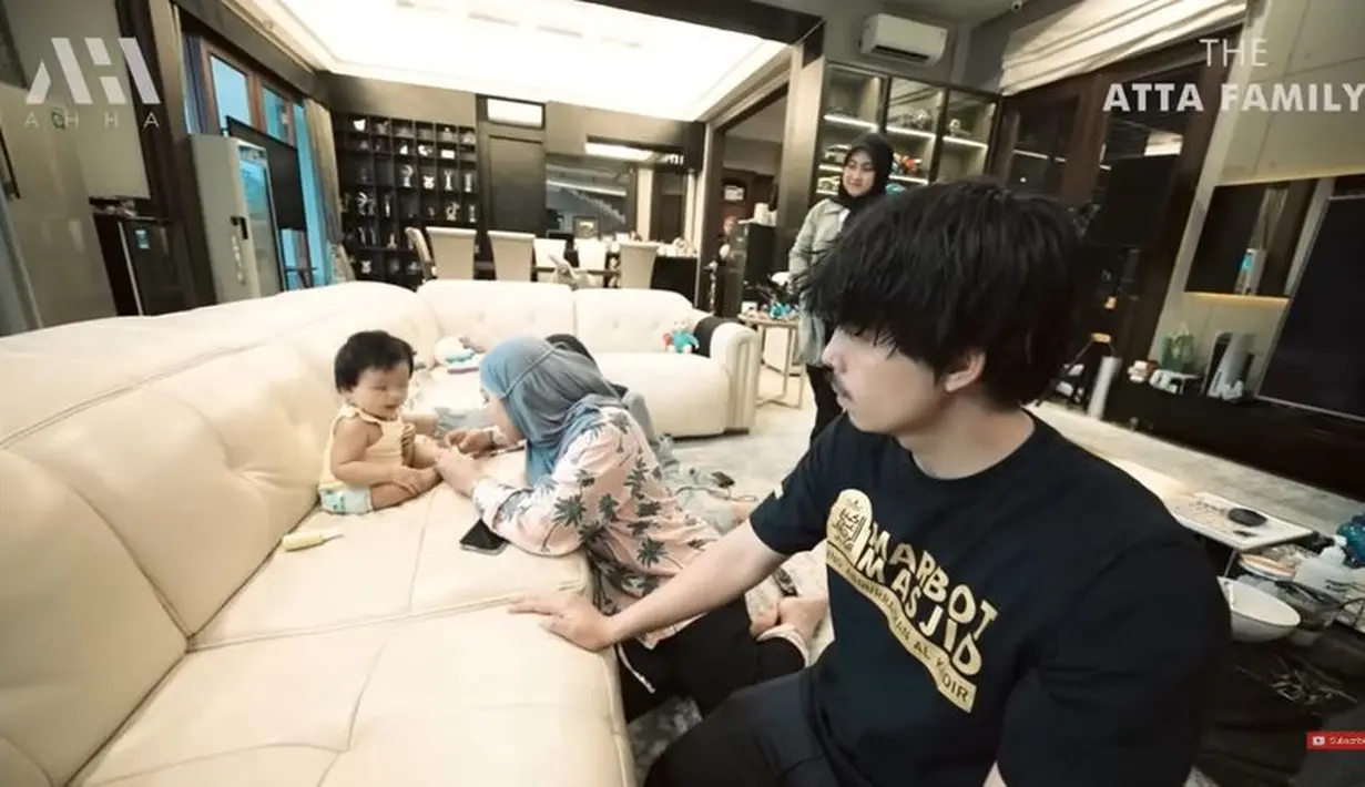 Ameera tengah asyik bermain kelinci di dalam rumah, tiba-tiba kakinya berdarah. Atta Halilintar yang melihatnya panik. (Foto: YouTube)
