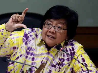 Menteri Lingkungan Hidup dan Kehutanan (LHK) Siti Nurbaya memberikan keterangan pers di Jakarta, Selasa (6/9). Jumpa pers tersebut terkait penyanderaan tujuh Penyidik PNS KLHK oleh pelaku pembakar hutan di Riau. (Liputan6.com/Johan Tallo)