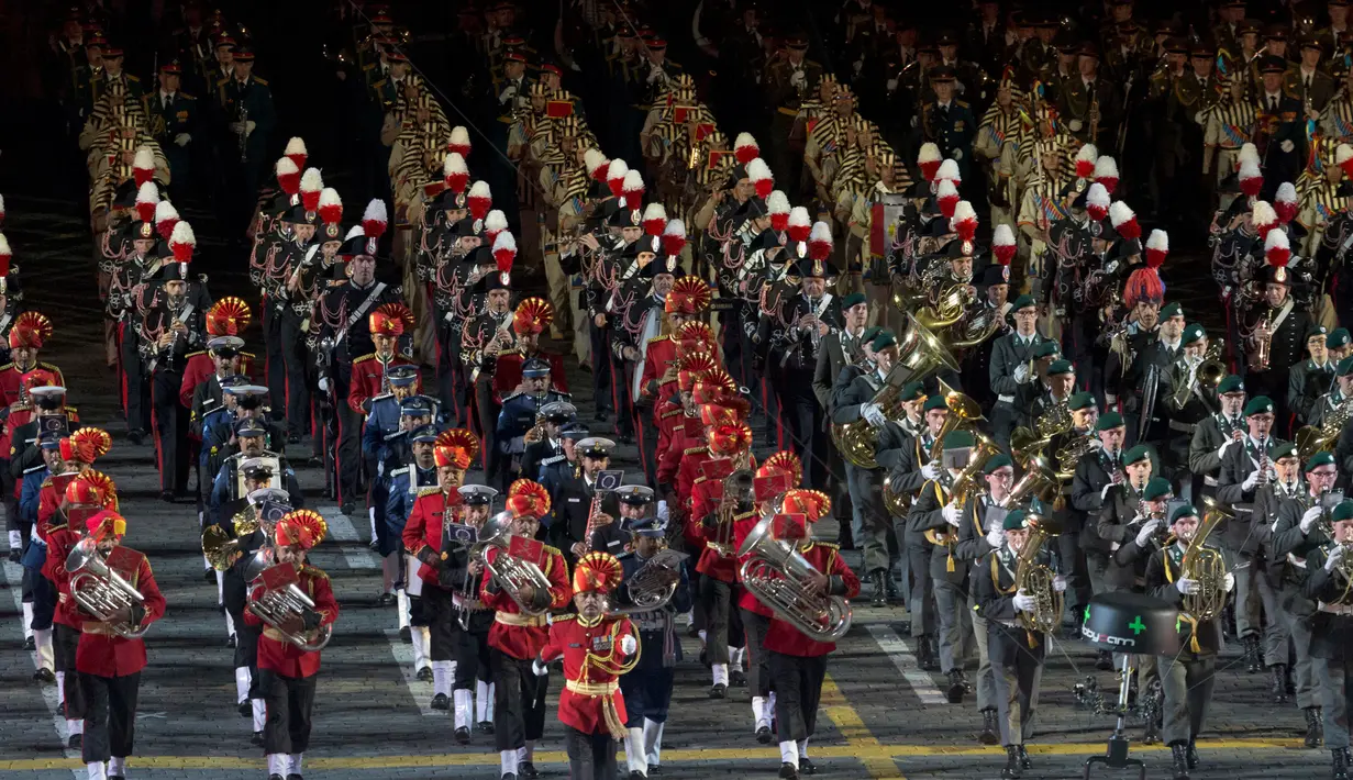 Sebagian peserta unjuk gigi selama festival berlangsung di Lapangan Merah, Moskow, Rusia (3/9). Sebanyak 1500 peserta dari 40 negara turut meramaikan Festival Musik Militer Internasional Spasskaya Tower yang ke-11. (Ivan Sekretarev/AP)