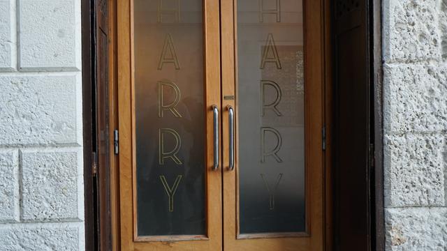 Tampilan depan Harry's Bar di Venesia. (Liputan6.com/Marco Tampubolon)