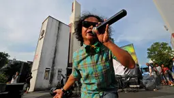 Aksi band reggae Jokjoker dalam konser "Indonesia Bersih Dari Maling Hak Cipta" di Taman Ismail Marzuki (TIM), Jakarta, Senin (9/3/2015). (Liputan6.com/Faisal R Syam)