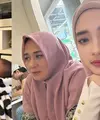 Selama ini tidak banyak yang tahu, ternyata ibunda Inara Rusli merupakan artis senior. Bahkan, sang ibu pernah menjadi lawan main bareng dengan Marshanda dalam sinetron Bidadari. Ibunda Inara merupakan artis era 2000-an bernama Mercy Lubis. [Instagram/mommy_starla]