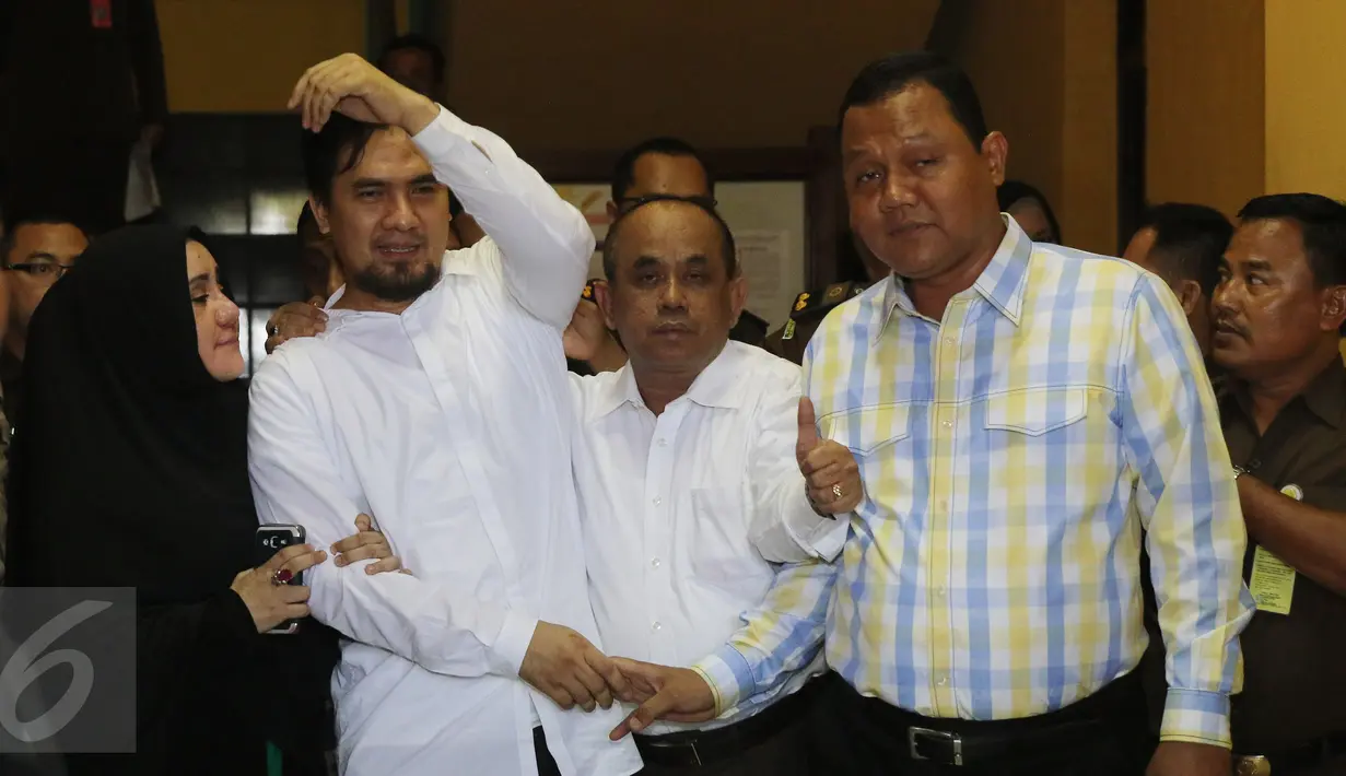 Pedangdut Saipul Jamil alias Ipul (kedua kiri) berjalan keluar dari Kejaksaan Negeri Jakarta Utara, Senin (4/4). Tersangka kasus pencabulan terhadap remaja itu dititipkan ke Rumah Tahanan (Rutan) Cipinang. (Liputan6.com/Herman Zakharia)