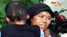 Susi dan anaknya Ido, warga Bojonegoro, Jatim, yang menjadi korban ledakan gas elpiji akhirnya dibawa ke kantor Pertamina Pusat untuk meminta bantuan biaya pengobatan. 
