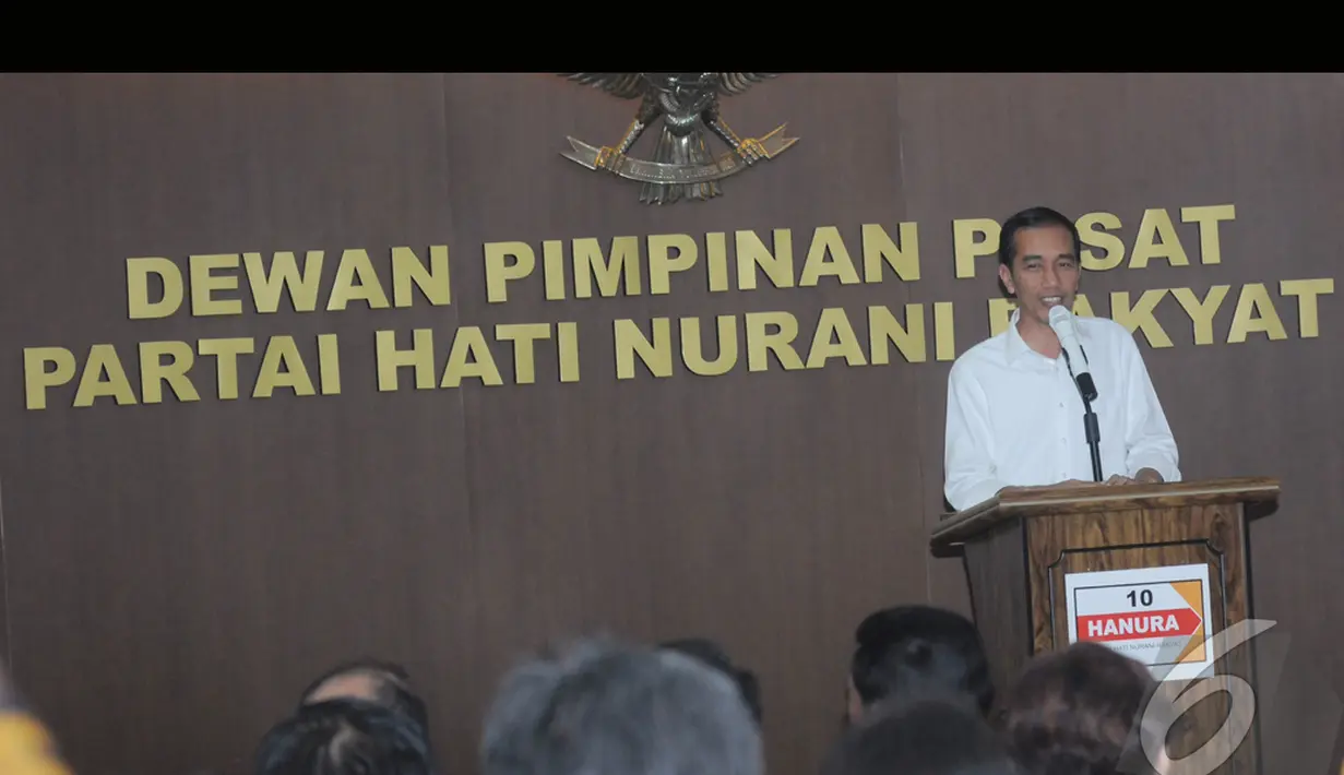 Jokowi memberikan pidatonya di Kantor DPP Hanura. Ia mengatakan bahwa kantor Hanura akan menjadi lokasi termahal se-Indonesia karena letaknya dekat dengan stasiun terintegrasi yang akan dibangun Pemda DKI (Liputan6.com/Herman Zakharia)