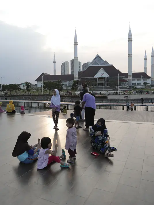 Suasana Waduk Mookervart saat sore hari di Kalideres, Jakarta Barat, Minggu (9/5/2021). Waduk Mookervart tersebut dimanfaatkan oleh warga sekitar untuk ngabuburit atau menunggu waktu berbuka puasa tiba. (Liputan6.com/Angga Yuniar)